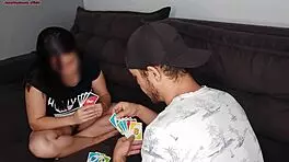 Chamei O Vizinho Pra Jogar Uno Sem Calcinha Enquanto Marido Trabalha, Recebendo Handjob e Sexo com Monster Cock