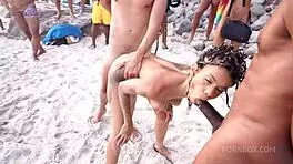 Mih ninfetinha sexo em publico na praia