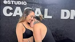 eu sou hetero mas a vizinha lesbica chupou minha buceta e eu gozei na boca dela em encontro inesperado