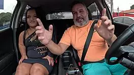 A anãzinha novinha estreia na carona sentando na piroca do motorista em público