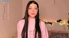 W0wgirls model Liza appears in a cute petite web chat session from December 25, 2022