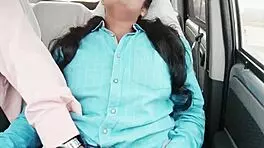 टीन कॉलेज गर्ल कार रोमांस में अंकल के साथ गंदी चैट करती है