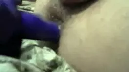 वाइफ हसबैंड को डिल्डो से अस में फक करती है, उसे हर जगह कम कराती है