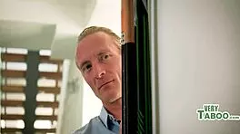 हेय, चेक आउट यह हॉर्नी एक्टिविटी ब्लॉन्ड स्टीप डॉटर के साथ स्विमसूट में, उसके अंकल और फ्रेंड्स के साथ!