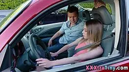 दुबली 18+ टीन की छोटी टिट्स पर जिज्म गिराया