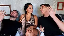 Yasmina khan enjoys primera doble penetracion y creampie 😍