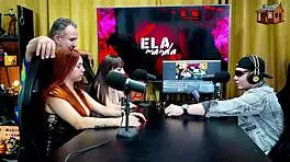 Binho Ted Chupa Bem Gostoso a Buceta Rosa da Ninfeta na Mesa do Podcast o Ruan Fica Sem Palavras - Podcast P�pum no Barraco - Ela Manda