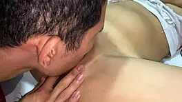 le follo el coño a mi hijastra y le ordeño sus grandes tetas