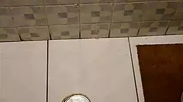 La mama de mi amigo me encuentra en su baño