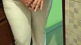 La mama de mi amigo me encuentra en su baño