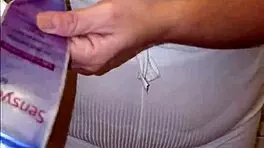 La mama de mi amigo me encuentra en su baño