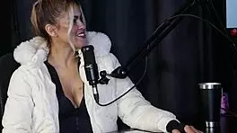 ruiva safada mostra como e o seu sexo oral e tem os peitos chupados - jhocy sheer red