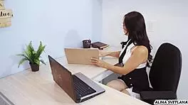 mi jefa descubre mi aventura en el trabajo y nos folla como correctivo con monster cock