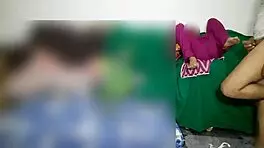 देसी कपल घर में टाइट चूत सेक्स का मजा लेता है