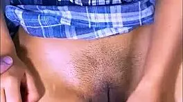 La Apretada Vecina Del Piso De Arriba Sonríe Coqueta Y Él Se Pregunta Qué Piensa