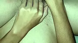 Masturbando meu clit�ris suculento e metendo um consolinho na minha buceta peluda gozei demais