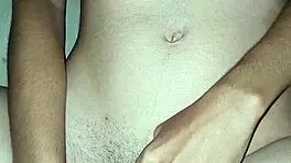 Masturbando meu clit�ris suculento e metendo um consolinho na minha buceta peluda gozei demais