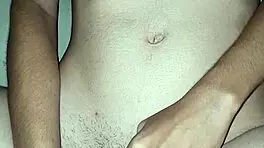 Masturbando meu clit�ris suculento e metendo um consolinho na minha buceta peluda gozei demais