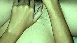 Masturbando meu clit�ris suculento e metendo um consolinho na minha buceta peluda gozei demais