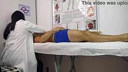 o pau levantou na frente da enfermeira curvy brazilian in hospital uniform