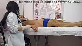 o pau levantou na frente da enfermeira curvy brazilian in hospital uniform