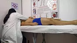 o pau levantou na frente da enfermeira curvy brazilian in hospital uniform