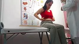 Ginecologista Enfia Dedo No Cu E Fode Paciente