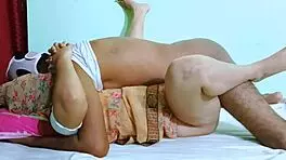 दोस्त टाइट टीन 18+ चूत को क्रीमपाई से भरता है जोर से चोदकर