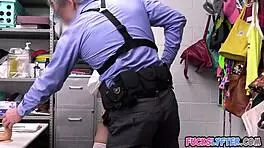 कियानी कुमानी कहती है, मैंने ये डिल्डो चुरा लिया और अब इस्तेमाल कर रही हूं