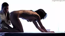 लड़की पहली बार दूसरी लड़की विका को मसाज देती है