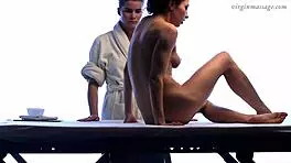 लड़की पहली बार दूसरी लड़की विका को मसाज देती है