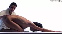 लड़की पहली बार दूसरी लड़की विका को मसाज देती है