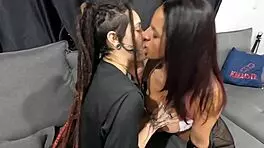 Fudendo a buceta da rasta e comendo o cu da morena.