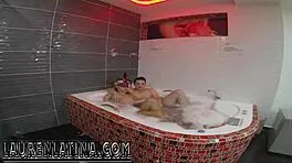 madre soltera venezolana se come una polla extranjera sin condon dentro de un jacuzzi en medellin lol