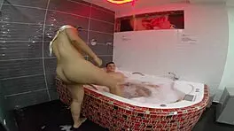 madre soltera venezolana se come una polla extranjera sin condon dentro de un jacuzzi en medellin lol