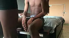 छोटी बेब विशाल ब्लैक कॉक को अपनी गीली चूत में घुसते हुए प्यार करती है।