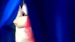 mi vecina culona juega con su coño y casi me descubre tuve que aguantar las ganas de partirle la concha de una y venirme en ella joder