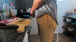 मैं खाने की गंध से आकर्षित हुई, आखिरकार रसोई में उसके साथ