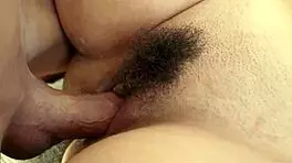 बॉयफ्रेंड सौतेले बाप के सामने बड़ी चूचियों वाली गर्लफ्रेंड को फ्रीयूज चोदता है