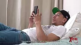 Mi amigo con enorme polla me folla duro viendo netflix.