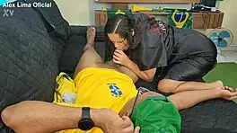 peguei no sono assistindo o jogo e minha mulher me acordou cheia de tessã para transar ate a bunda a safada me deu