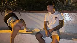 Passeggio lungo mare e uno sconosciuto si accorge che non ho le mutande video outdoor