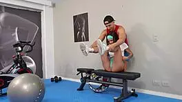 बड़ी गांड वाली कोलंबियन ने पर्सनल ट्रेनर को जंगली चुदाई से चीख-चीख कर रुलाया!