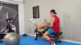 बड़ी गांड वाली कोलंबियन ने पर्सनल ट्रेनर को जंगली चुदाई से चीख-चीख कर रुलाया!