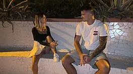 Passeggio lungo mare e uno sconosciuto si accorge che non ho le mutande video outdoor