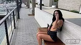 Brunette blowjob deti hai aur us par cum aata hai