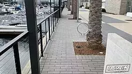 Brunette blowjob deti hai aur us par cum aata hai