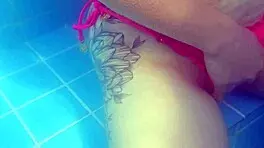 Sexo Arriscado Em Público Com Uma Petite Magra Com Buceta Apertada Na Piscina