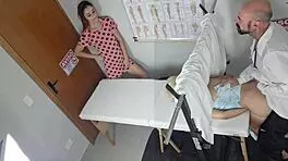 मद्रस्ता एंटियाडा को जिनेकोलॉजिस्ट ले जाती है।