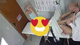 मद्रस्ता एंटियाडा को जिनेकोलॉजिस्ट ले जाती है।